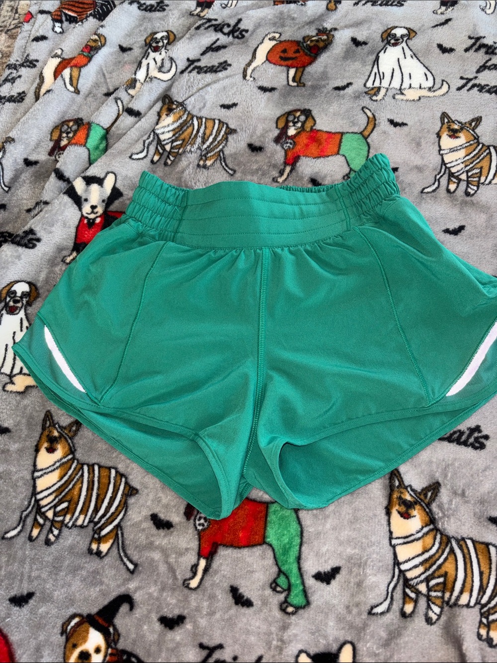 Lululemon Hotty Hot High-Rise Lined Short 2.5"
Green
